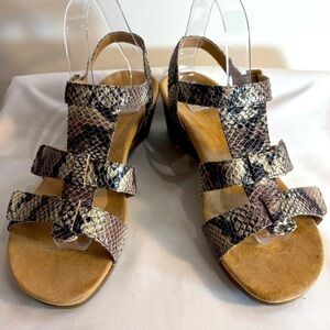 VIONIC Sz 8 Glenda Sandals Snake Print Decoration On Top T Small Wedge Leather